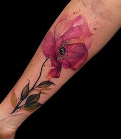 tatuaggio fiori braccio femminile|Tatuaggi con fiori: significati e idee per realizzarne uno